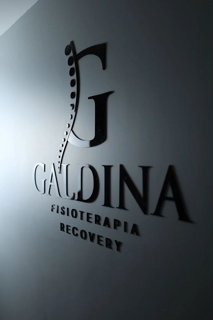 Logotipo Galdina em relevo na parede da clínica