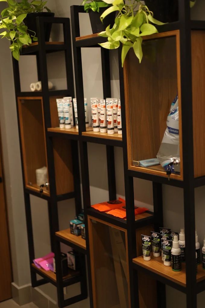 Prateleira com produtos de fisioterapia